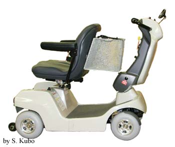 介助用電動車いす車いすの形状になる電動四輪車の写真