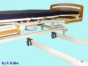 床走行リフトのベースとベッドの高さを示す写真